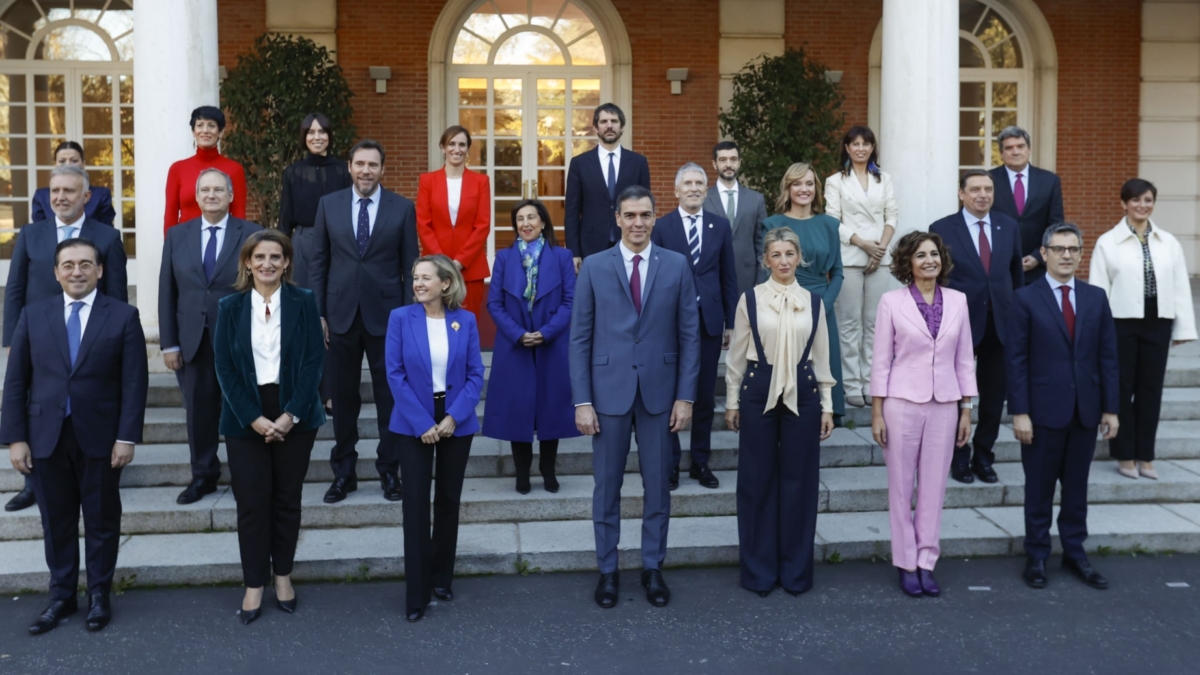 Pedro Sánchez posa con sus nuevos ministros en La Moncloa.