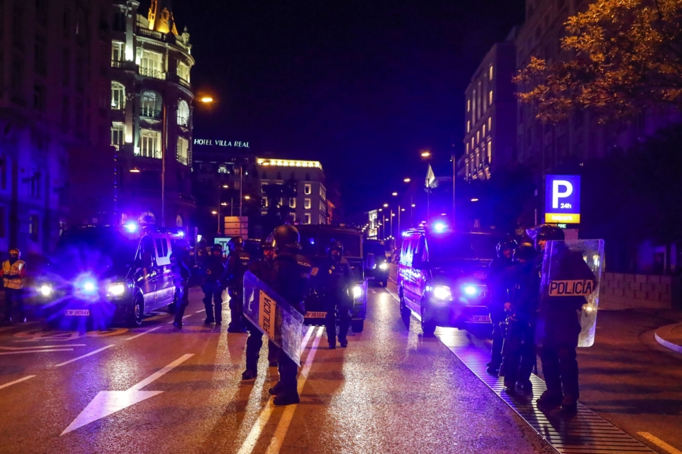 Efectivos policiales en las inmediaciones del Congreso de los Diputados durante una protesta contra los pactos de investidura del presidente en funciones, Pedro Sánchez, que incluyen una ley de amnistía, este martes en Madrid. 