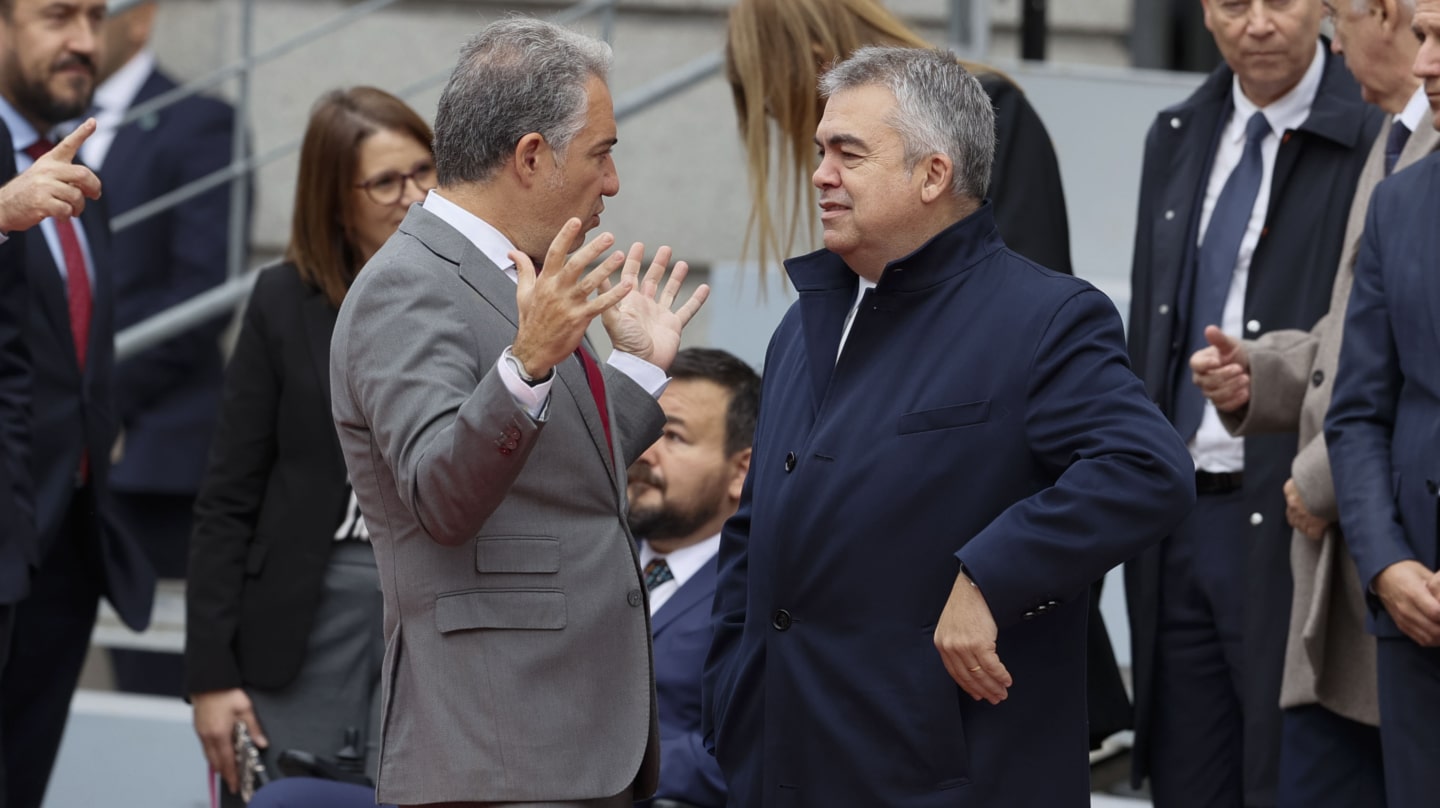 MADRID, 29/11/2023.- El diputado popular Elías Bendodo (i) conversa con el diputado socialista Santos Cerdán (d) a las puertas del Congreso de los Diputados durante la solemne apertura de la XV Legislatura, en una sesión conjunta de las Cortes Generales que se celebra en el Congreso y donde el rey pronunciará un discurso ante el nuevo Gobierno de Pedro Sánchez y los diputados y senadores elegidos el pasado 23 de julio. EFE/ Mariscal