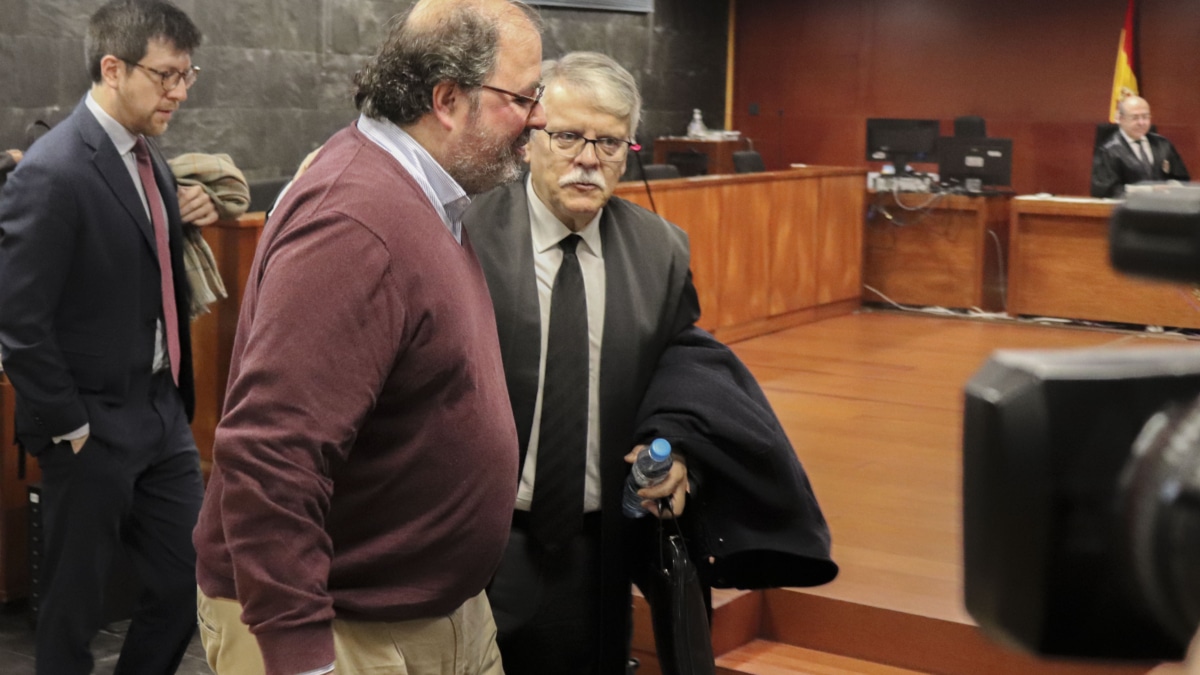 Alberto Casero (centro), en la Audiencia Provincial de Cáceres.