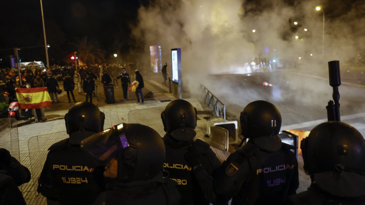 MADRID, 07/11/2023.- Altercados tras la manifestación convocada contra la amnistía, este martes frente a la sede del PSOE en Ferraz, en Madrid. EFE/SERGIO PÉREZ