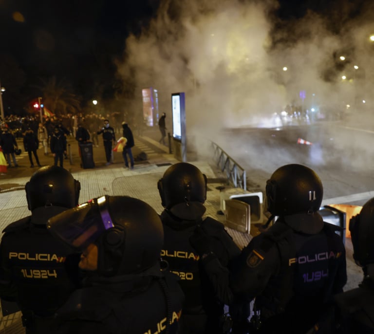 Dirigentes del PSOE sienten ya en sus carnes la presión de la calle: "No me insultaban así desde la época de ETA"