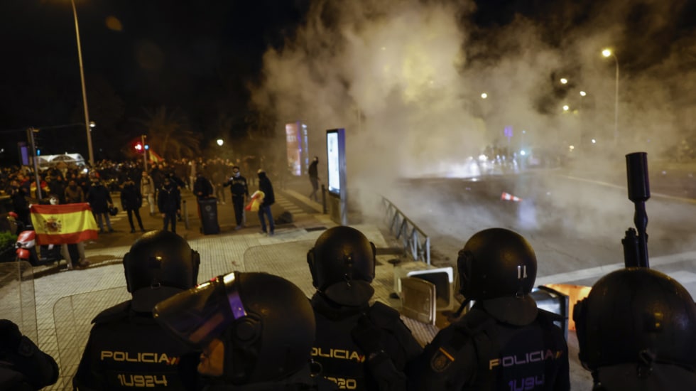 MADRID, 07/11/2023.- Altercados tras la manifestación convocada contra la amnistía, este martes frente a la sede del PSOE en Ferraz, en Madrid. EFE/SERGIO PÉREZ