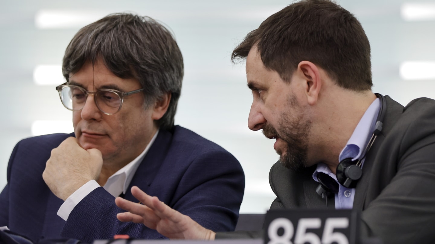 Strasbourg (France), 22/11/2023.- Members of the European Parliament, Catalan Antoni Comin (R) and Catalan leader Carles Puigdemont attend a formal sitting at the European Parliament in Strasbourg, France, 22 November 2023. The EU Parliament's session runs from 20 until 23 November 2023. (Francia, Estrasburgo) EFE/EPA/RONALD WITTEK