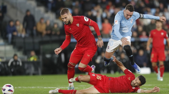 Imagen del Celta-Sevilla, horas antes de que Iberia cambiara el vuelo a los pasajeros El delantero del Celta de Vigo Iago Aspas (d) disputa una posesión ante Jesús Navas (suelo) defensa del Sevilla durante el partido de la jornada 12 de LaLiga