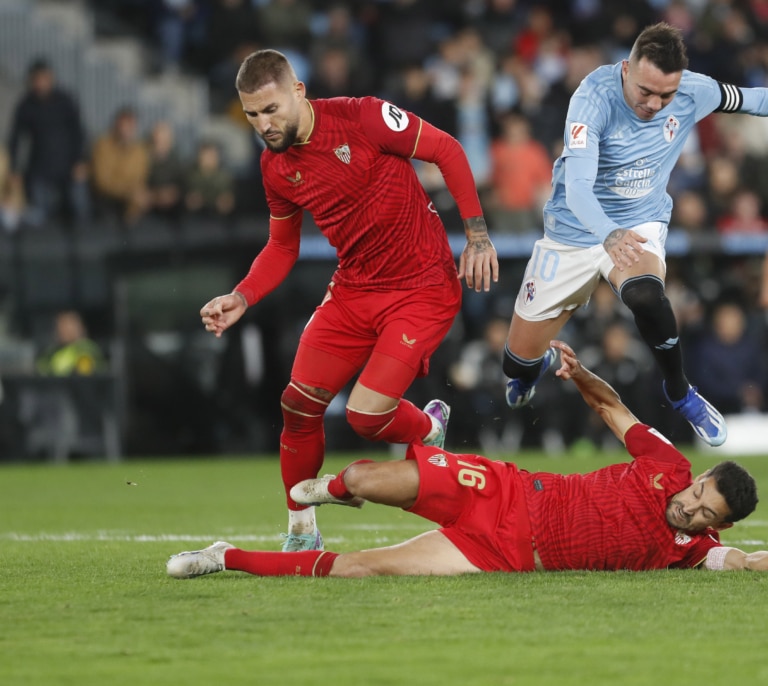 La indignación de pasajeros de Iberia: la compañía les dejó en tierra por cambiar el avión a los jugadores del Sevilla