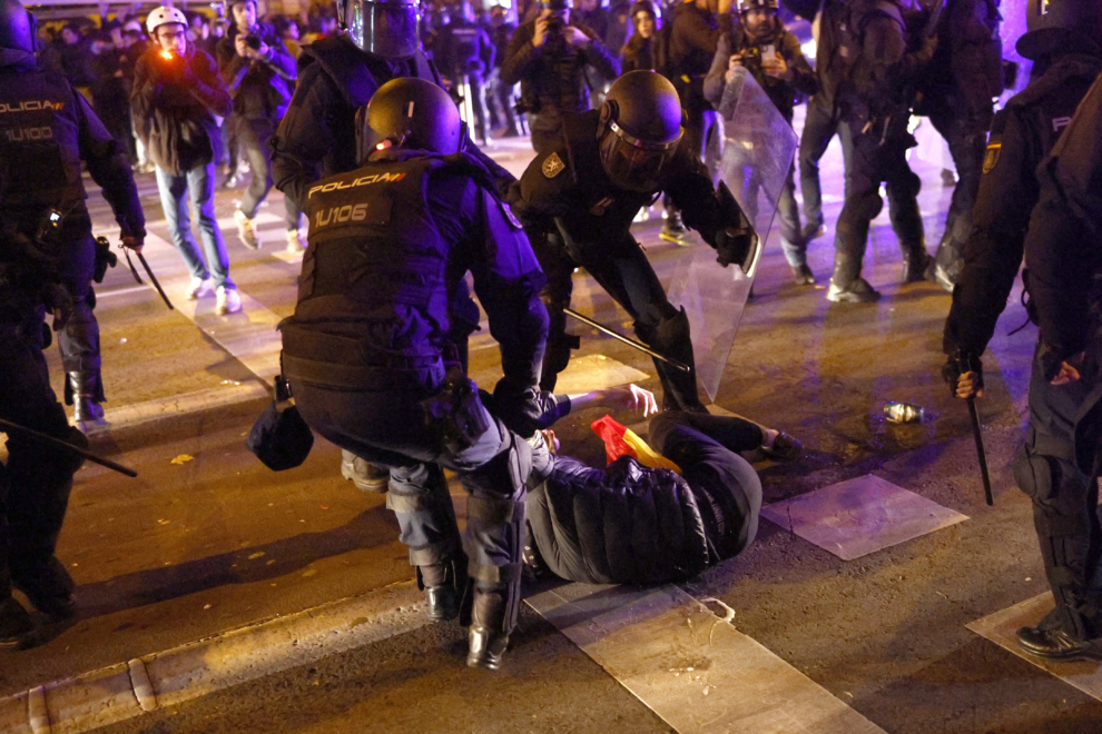 Varios policías detienen a un hombre durante la concentración contra la Amnistía, este miércoles en la madrileña calle Ferraz, junto a la sede central del PSOE.