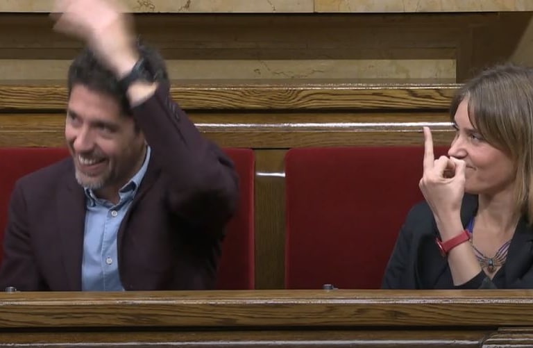 Peineta de los comunes a Vox que tacha al PSC de ser el "partido separatista de Cataluña"