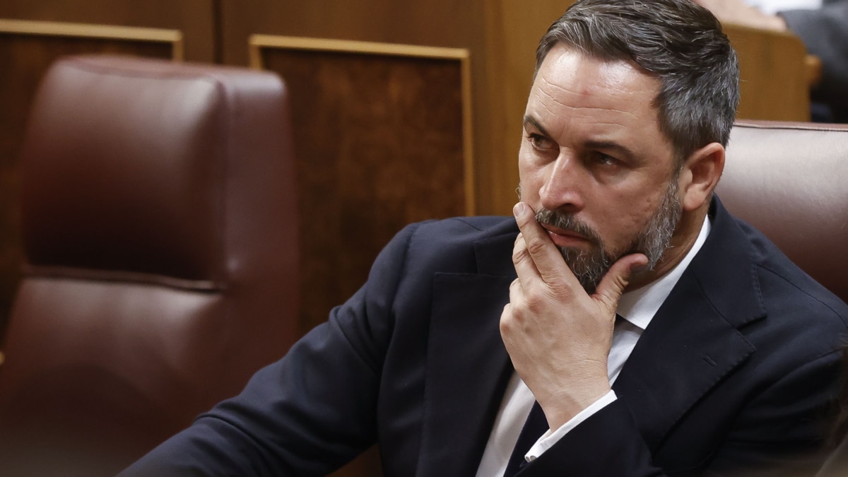 La Fiscalía investiga a Abascal por la entrevista en la que habló de "colgar por los pies" a Sánchez