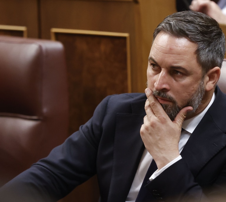 Vox quiere ilegalizar los pactos de Sánchez con Puigdemont con penas de prisión de hasta 10 años