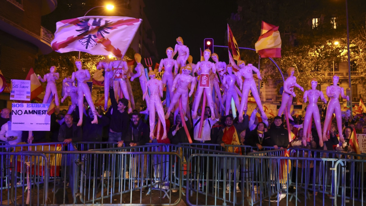 Miles de personas participan en la manifestación convocada contra la amnistía y el Gobierno de Pedro Sánchez en las inmediaciones de la sede del PSOE, hoy martes en la madrileña calle de Ferraz.