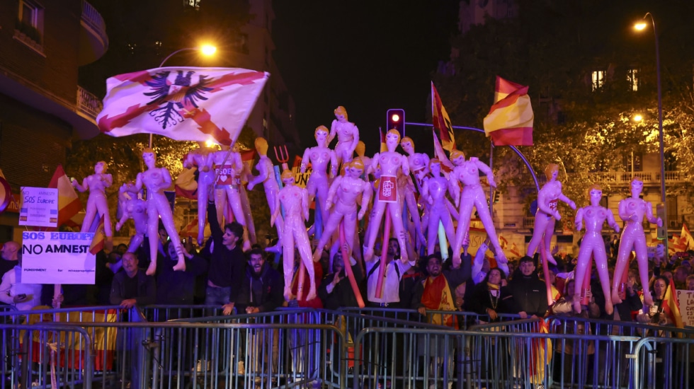 Actos violentos, brazos en alto y lanzamiento de latas en la decimotercera manifestación contra la amnistía en Ferraz Miles de personas participan en la manifestación convocada contra la amnistía y el Gobierno de Pedro Sánchez en las inmediaciones de la sede del PSOE, hoy martes en la madrileña calle de Ferraz.