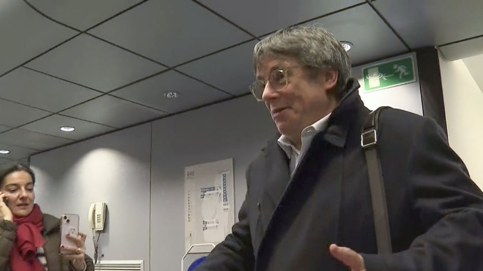El expresidente de la Generalitat,Carles Puigdemont, a la salida de la reunión "interna" con el secretario general de JxCat, Jordi Turull, y la portavoz de la formación en el Congreso, Míriam Nogueras, en su despacho del Parlamento Europeo el pasado 3 de noviembre de 2023 en Bruselas.