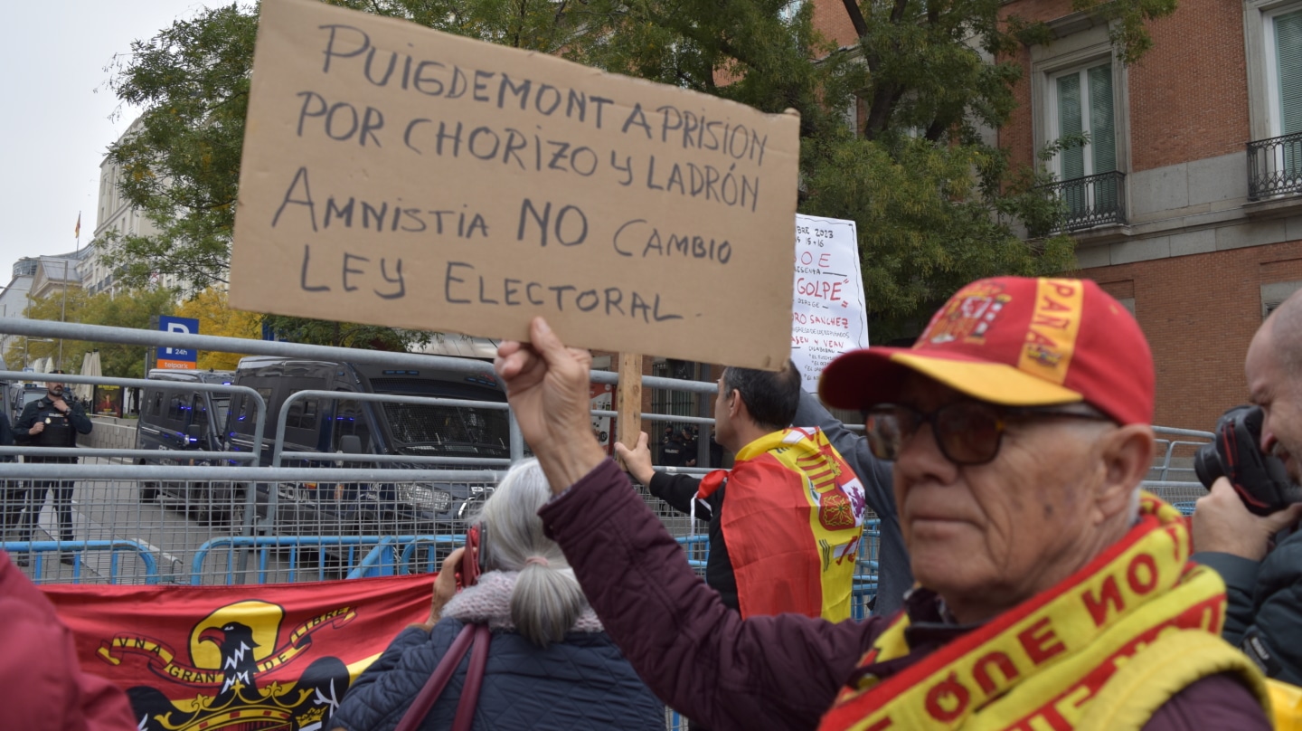 De "dictador felón" a "prensa manipuladora": la protesta contra la amnistía llega a los aledaños del Congreso