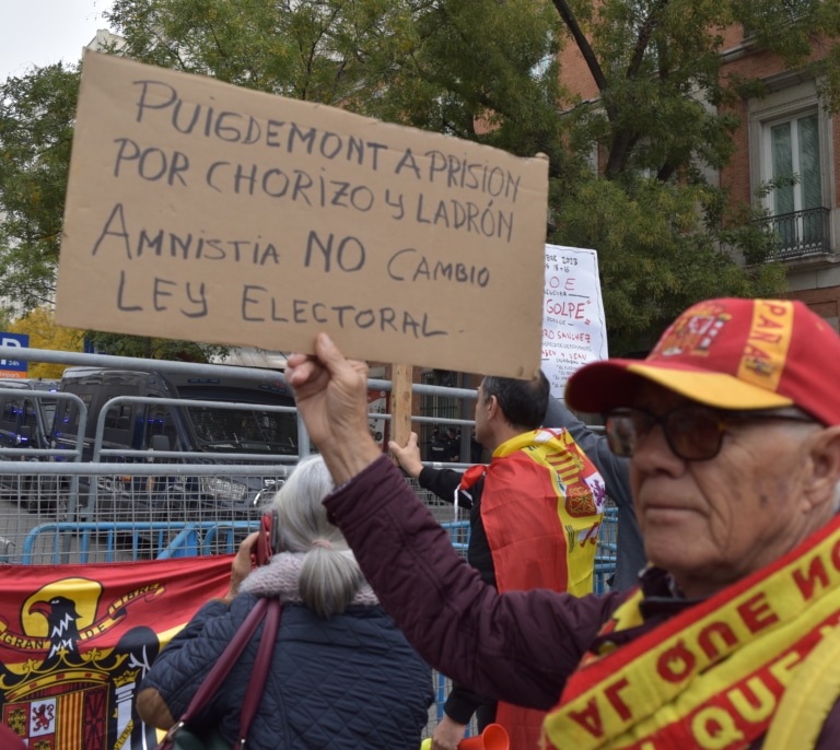 De "dictador felón" a "prensa manipuladora": la protesta contra la amnistía llega a los aledaños del Congreso