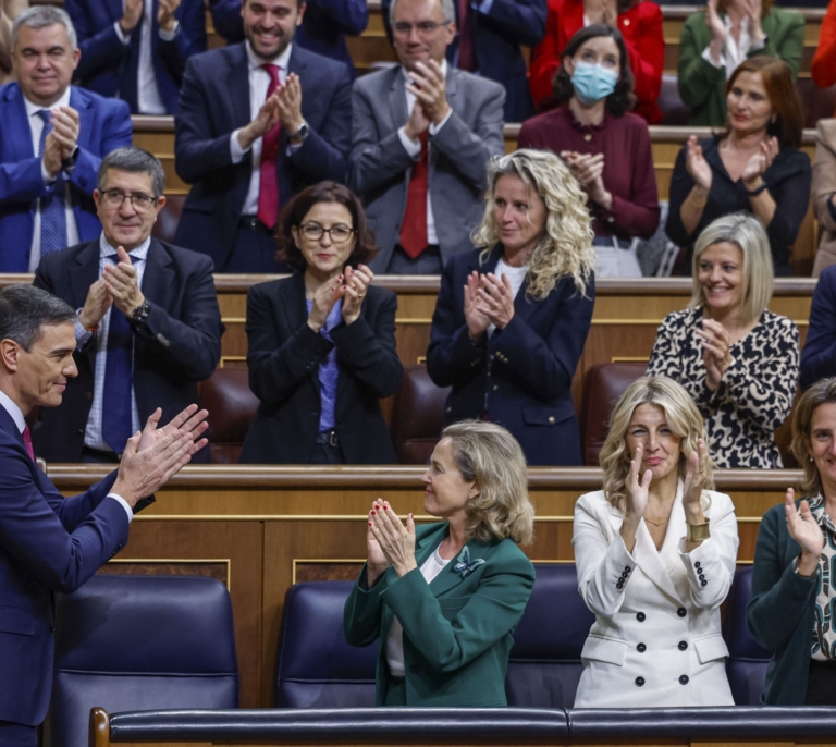 Sánchez tranquiliza a los suyos con la amnistía y por desarmar a Feijóo: "Se ha reído de él"