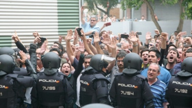 La Audiencia de Barcelona envía a juicio a 46 agentes de policía por las cargas del 1-O