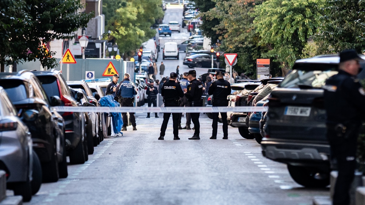 Agentes de Policía Nacional y Municipal en la zona donde se ha disparado al exlíder del Partido Popular de Cataluña y cofundador de Vox, Alejo Vidal-Quadras, a 9 de noviembre de 2023, en Madrid (España). El exlíder del Partido Popular de Cataluña y cofundador de Vox, Alejo Vidal-Quadras, de 78 años, ha recibido al menos un disparo en la cara al mediodía de hoy en el barrio de Salamanca de Madrid.