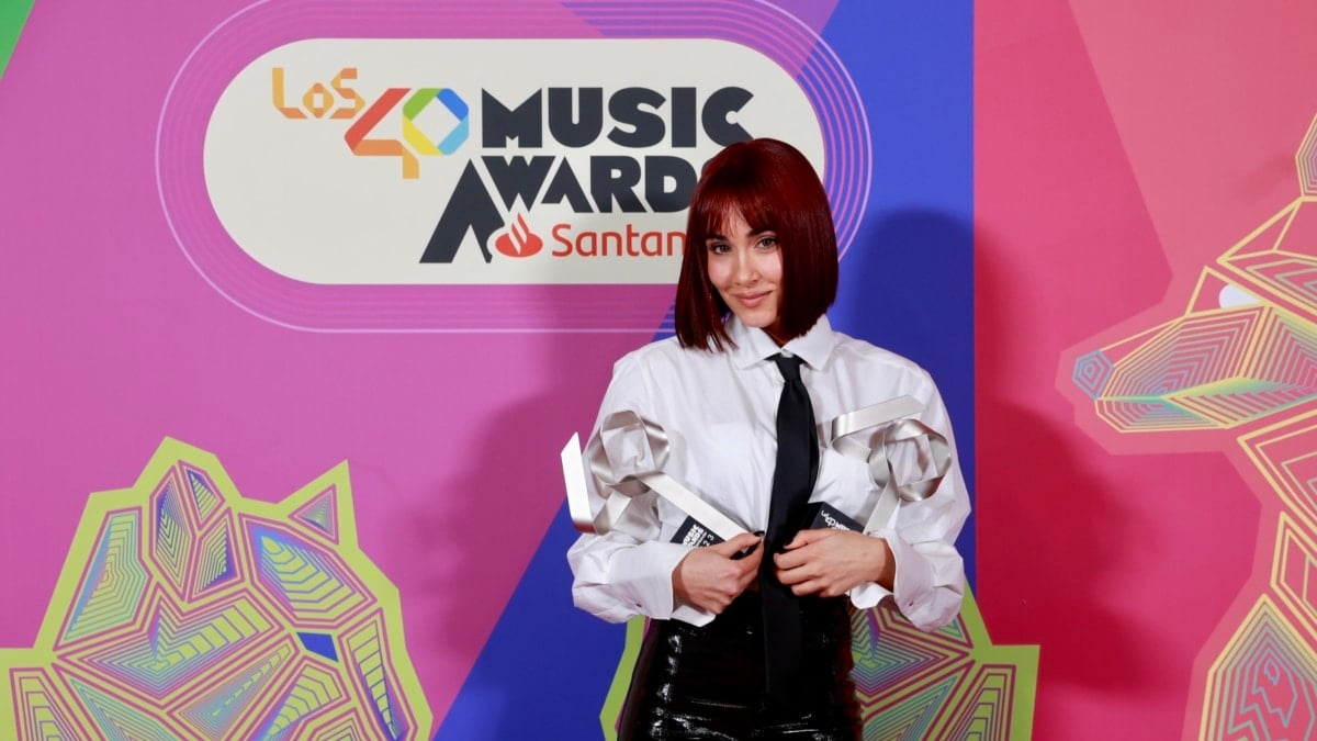 Aitana con los premios ganados en Los40 Music Awards 2023