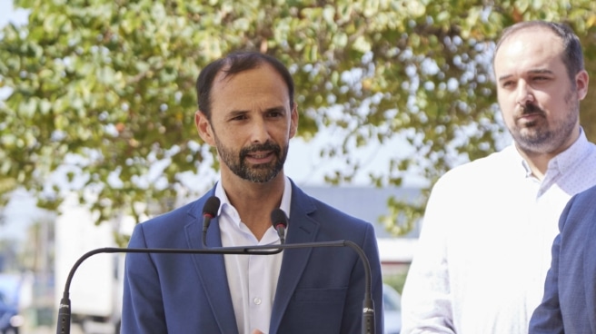 Agreden en la calle al líder del PSOE de Sanlúcar de Barrameda al grito de "traidor, os estáis cargando España" El Alcalde de Sanlucar de Barrameda, Victor Mora, atiende a los medios de comunicación durante el acto de inicio de las obras de la carretera de acceso a Sanlúcar