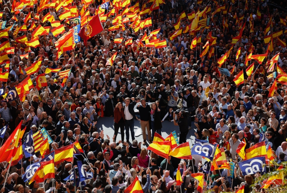 (I-D) La alcaldesa de Valencia, María José Catalá, el presidente del Partido Popular, Alberto Núñez Feijóo, el presidente del PPCV y presidente de la Generalitat Valenciana, Carlos Mazón, y la secretaria general del Partido Popular, Cuca Gamarra, durante un acto del PP contra la amnistía, en la plaza de Los Fueros