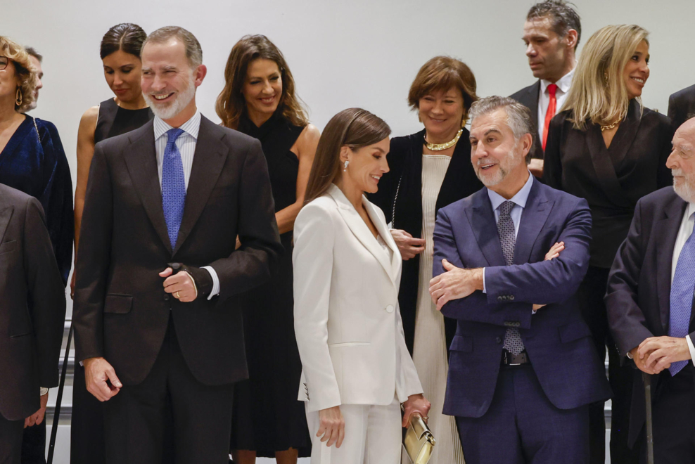 Los reyes con Alsina y el jurado del Premio Cerecedo de Periodismo antes de la foto de familia. 