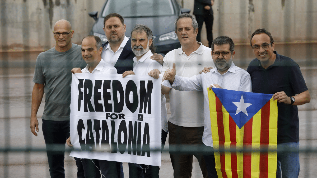 Raül Romeva, Jordi Turull, Oriol Junqueras, Jordi Cuixart, Joaquim Forn, Jordi Sànchez y Josep Rull, a su salida de la prisión de Lledoners el 23 de junio de 2021 tras ser indultados por el Gobierno.