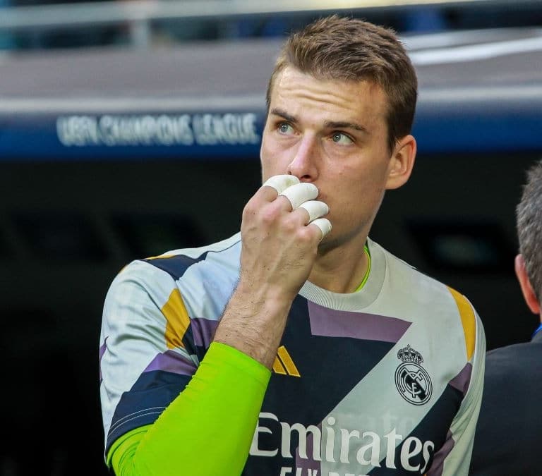 La mujer de Lunin la lía: «Si hay un club que le permita jugar, nos iremos»