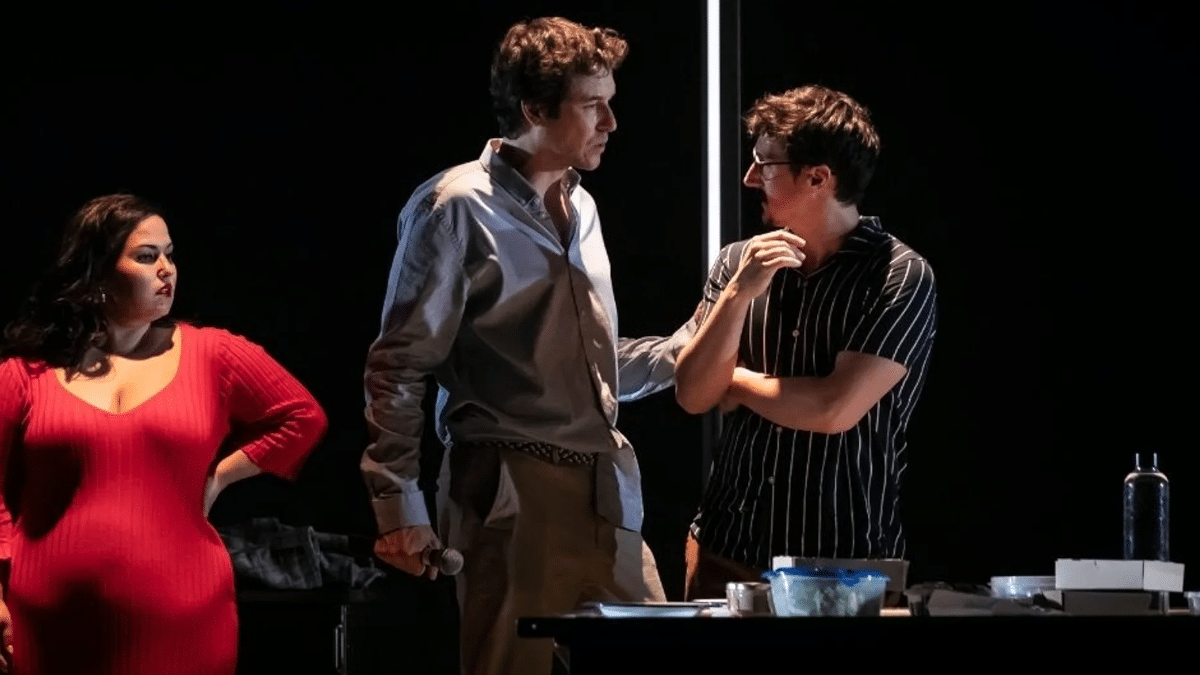 Laura Galán, Jorge Suquet e Iñaki Ardanaz en una escena de 'Animales de compañía'.