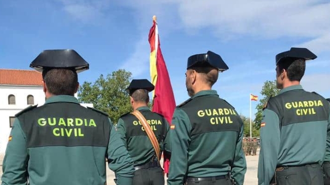 Miembros de la Guardia Civil, en formación. Miembros de la Guardia Civil, en formación.