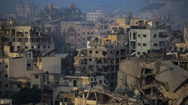 Al menos 45 personas han muerto en un ataque israelí contra un campamento de refugiados en Gaza Edificios destruidos en la ciudad de Gaza, 5 de noviembre de 2023.