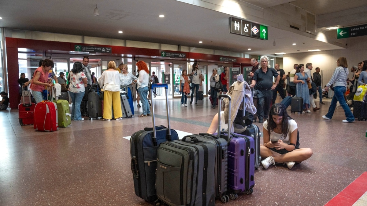 Varias personas esperan dentro de las instalaciones de la estación del tren de Chamartín con motivo de la incidencia producida en un tren Alicante-Madrid Chamartín