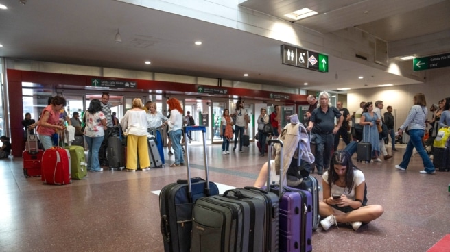 Cortan la circulación de tres líneas de Cercanías en Villalba por un aviso de bomba Varias personas esperan dentro de las instalaciones de la estación del tren de Chamartín con motivo de la incidencia producida en un tren Alicante-Madrid Chamartín