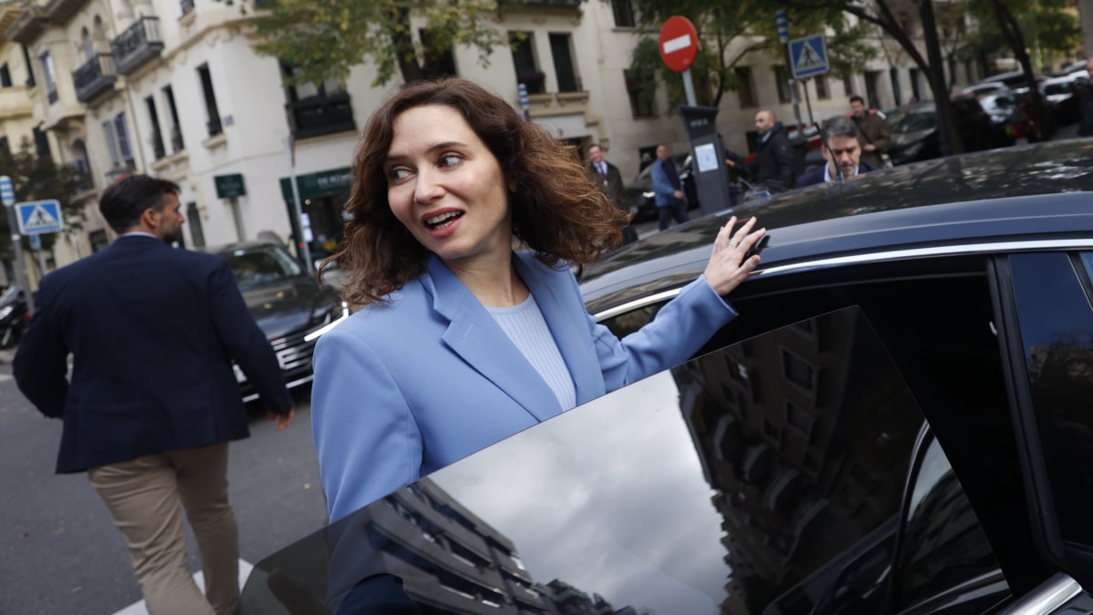 La presidenta de la Comunidad de Madrid, Isabel Díaz Ayuso, tras protagonizar un encuentro informativo organizado por el Círculo de Navarra, este lunes en Madrid.