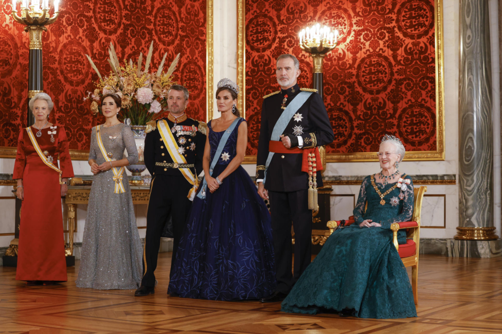 Los reyes de España, Felipe y Letizia, posan junto a la reina Margarita de Dinamarca, el príncipe Federico y la princesa María, y la princesa Benedicta