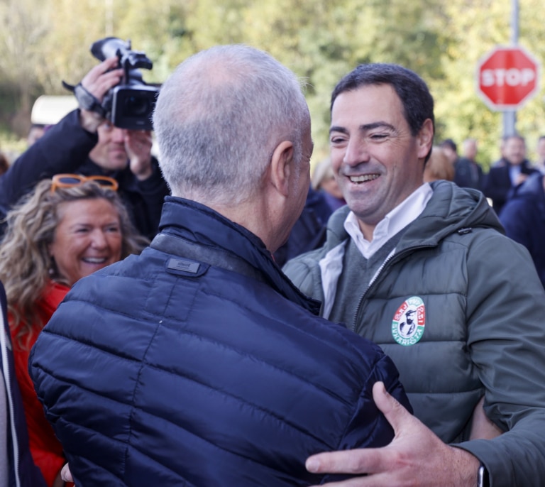 "¡Hombre, Imanol!, ¿qué tal, bien?... Sí, nervioso, ya sabes", así ha sido el frío encuentro entre Urkullu y su sucesor