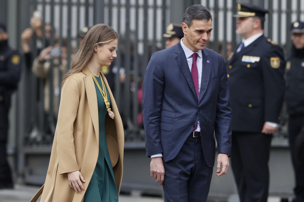 El presidente del Gobierno Pedro Sánchez junto a la princesa de Asturias Leonor al comienzo de la solemne apertura de la XV Legislatura
