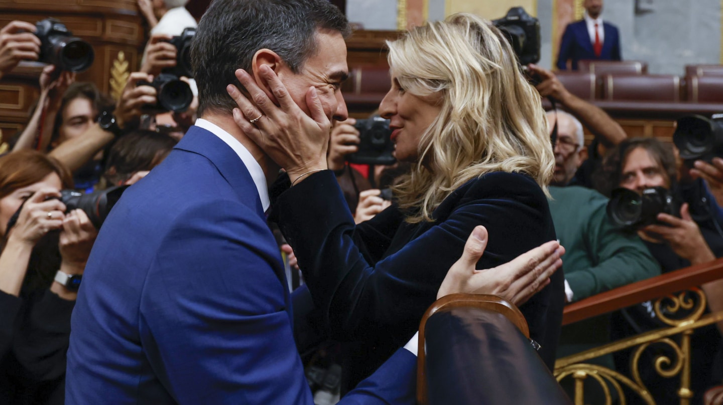 -FOTODELDIA- MADRID, 16/11/2023.- La líder de Sumar Yolanda Díaz (d) felicita al presidente del Gobierno en funciones, Pedro Sánchez (i), al término de la segunda jornada del debate de investidura, este jueves en el Congreso de los Diputados en Madrid. Sánchez ha sido reelegido tras ser votado por 179 diputados tras pactar diferentes acuerdos con sus socios parlamentarios y una ley de amnistía para los encausados del 'procès'. EFE/ Juan Carlos Hidalgo