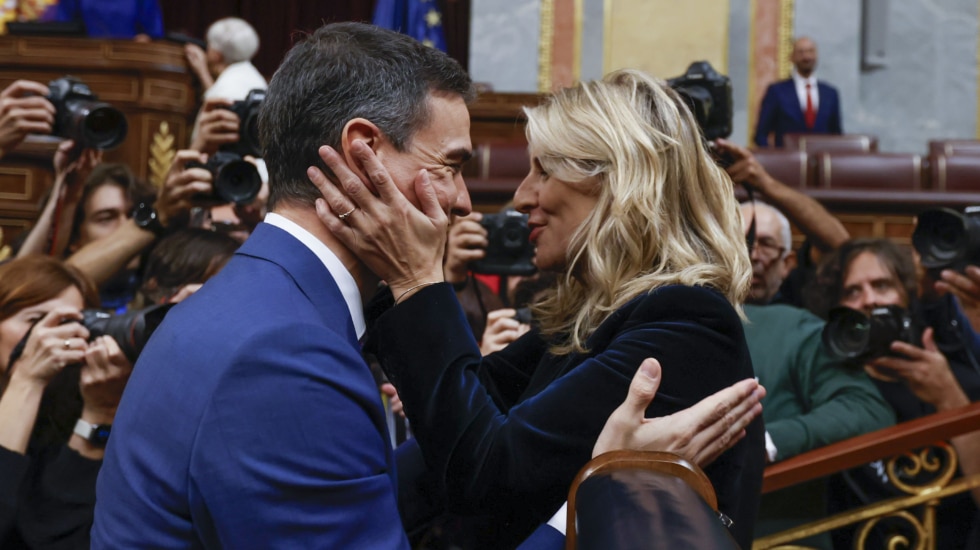 -FOTODELDIA- MADRID, 16/11/2023.- La líder de Sumar Yolanda Díaz (d) felicita al presidente del Gobierno en funciones, Pedro Sánchez (i), al término de la segunda jornada del debate de investidura, este jueves en el Congreso de los Diputados en Madrid. Sánchez ha sido reelegido tras ser votado por 179 diputados tras pactar diferentes acuerdos con sus socios parlamentarios y una ley de amnistía para los encausados del 'procès'. EFE/ Juan Carlos Hidalgo