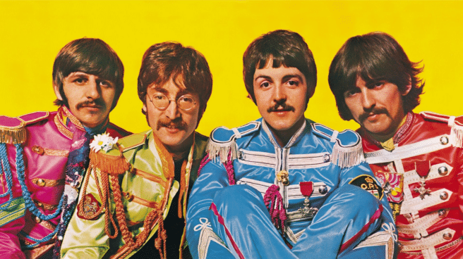 Ringo, John, Paul y George con los coloridos uniformes de Sgt. Pepper's Lonely Hearts Club Band.
