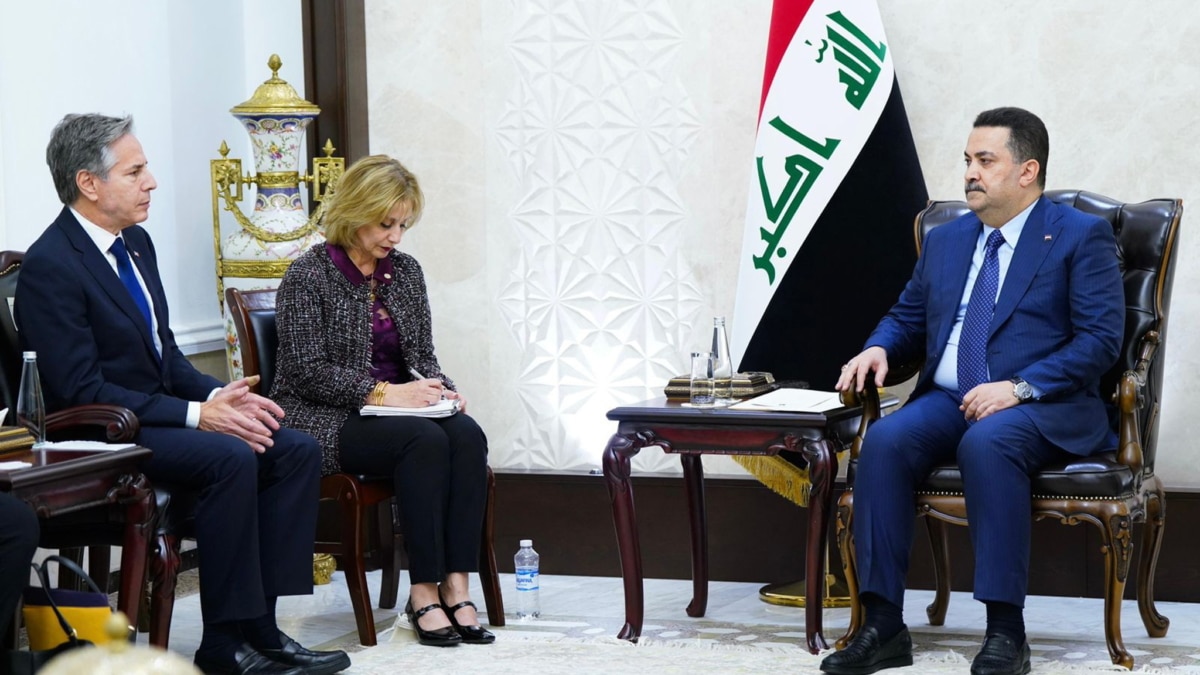 El secretario de Estado, Antony Blinken, izqda, y el primer ministro iraquí, Mohamed Shia Al Sudani, en Bagdad