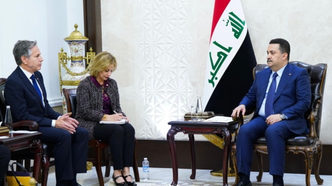 Blinken-Irak El secretario de Estado, Antony Blinken, izqda, y el primer ministro iraquí, Mohamed Shia Al Sudani, en Bagdad