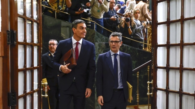 Gobierno de intriga y music hall El secretario general del PSOE y presidente del Gobierno en funciones, Pedro Sánchez (i), junto al ministro de la Presidencia en funciones, Félix Bolaños abandona el hemiciclo tras intervenir en el primer día del debate de su investidura en el que expone su nuevo programa de Gobierno y pide la confianza a la Cámara para revalidar su mandato en la Moncloa, este miércoles en Madrid.
