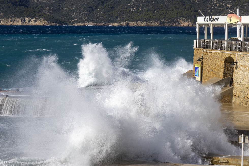 Imagen del varadero de Sant Elm, este domingo. La borrasca Domingos, que hoy se aleja hacia el Mar del Norte