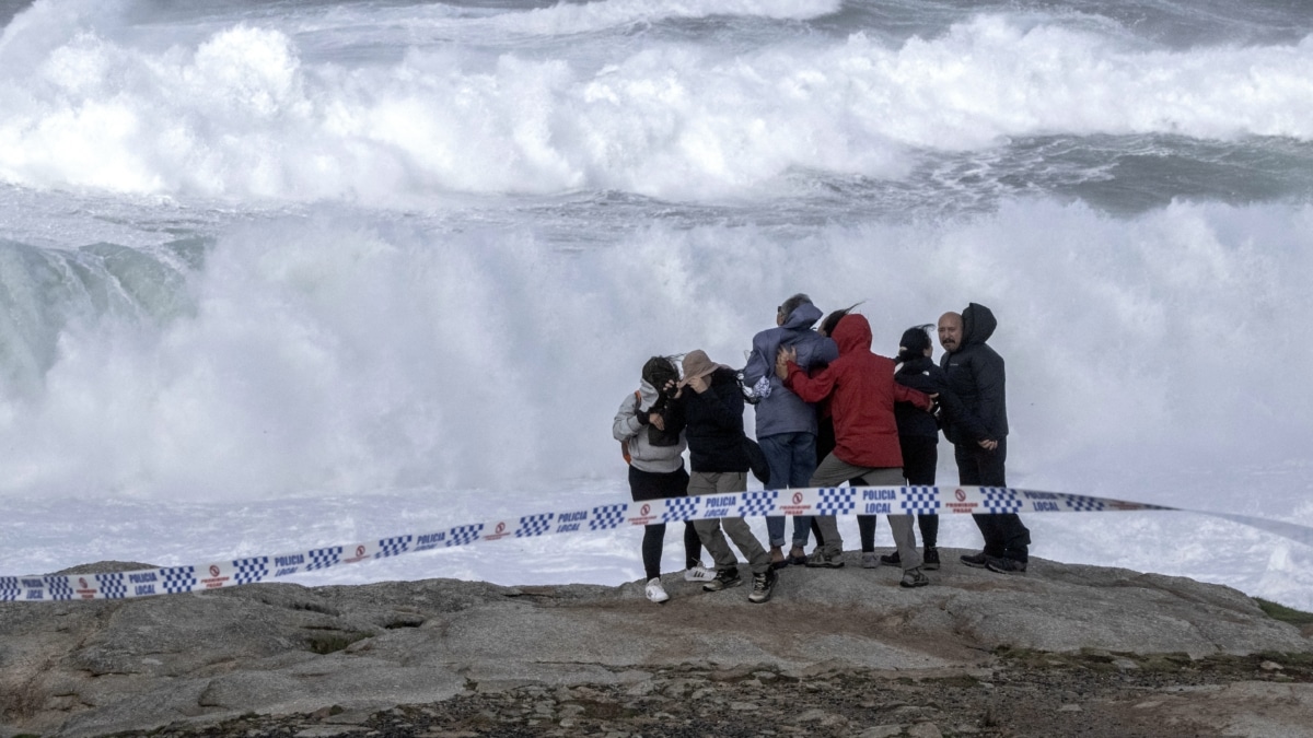 La llegada de otra profunda borrasca atlántica, denominada Domingos, deja rachas muy fuertes de viento e intenso oleaje