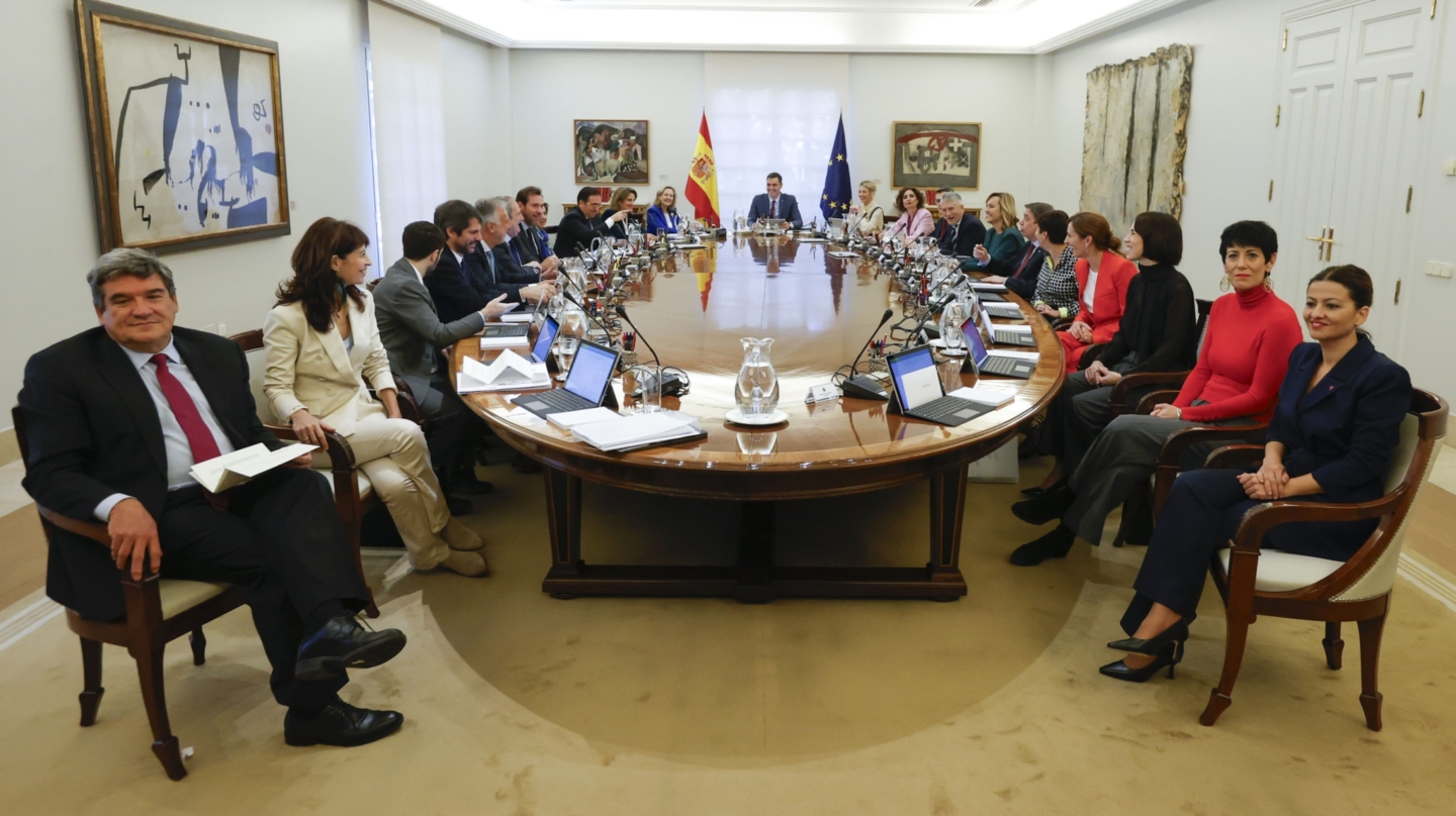 MADRID, 22/11/2023.-Vista general del primer Consejo de Ministros del nuevo Gobierno del presidente Pedro Sánchez (c, al fondo), este miércoles en el Palacio de La Moncloa. EFE/Juan Carlos Hidalgo