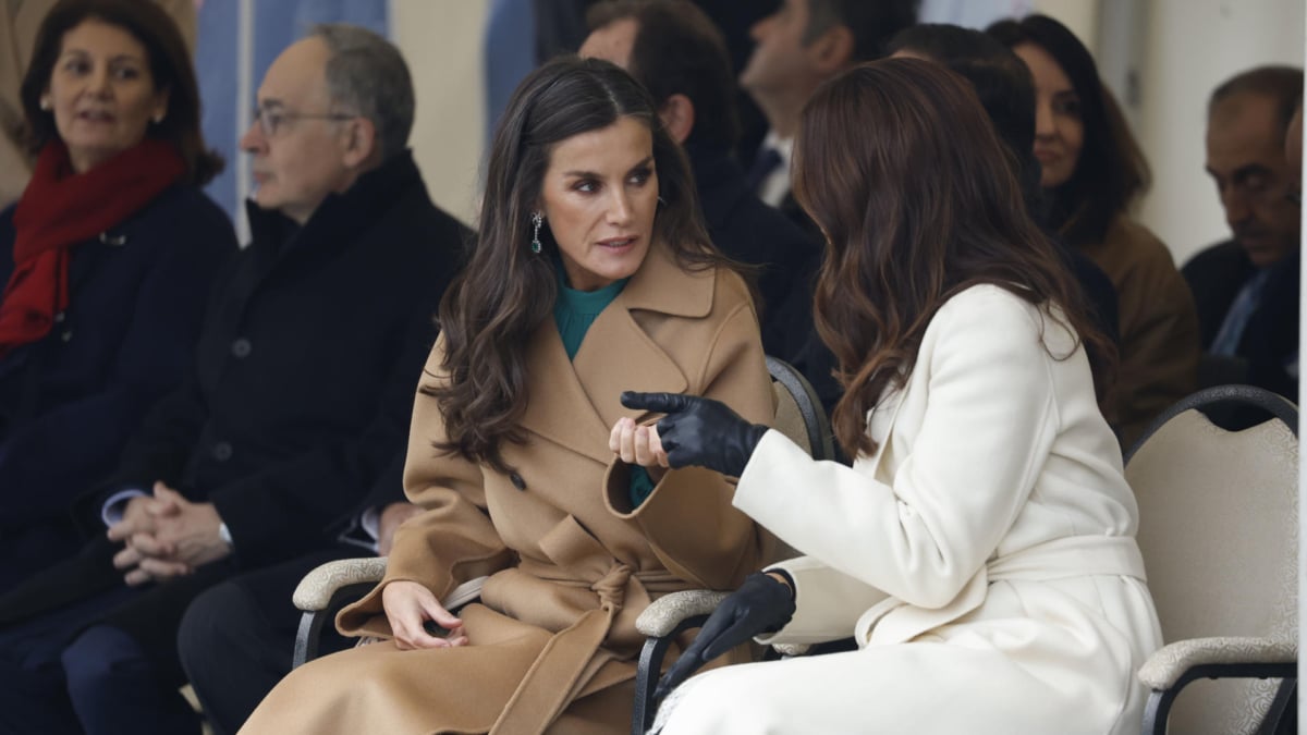 La reina Letizia conversa con la princesa Mary Donaldson de Dinamarca, durante el homenaje a los soldados caídos en la Ciudadela, Copenhague