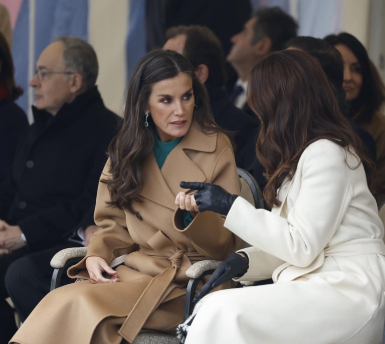 La reina Letizia luce nuevo préstamo de doña Sofía y sintonía con Mary de Dinamarca