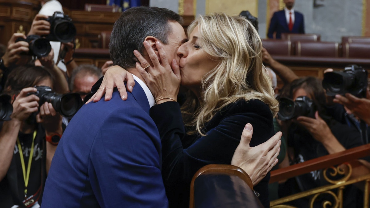 Yolanda Díaz felicita a Pedro Sánchez tras ser investido en el Congreso.