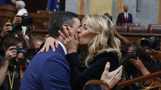 Yolanda Díaz felicita a Pedro Sánchez tras ser investido en el Congreso.